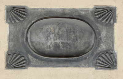 Tablica z datą „1731” na fasadzie Kaplicy Żołnierskiej. 